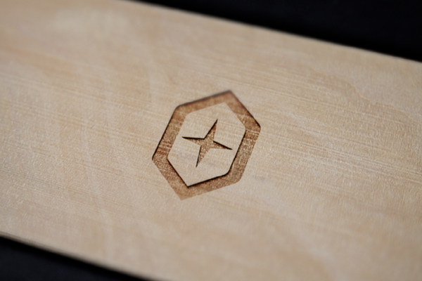 mockup-logo-grave-dans-le-bois